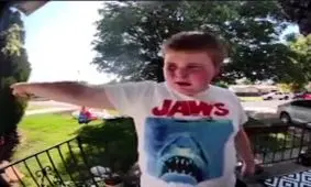 به دنبال دوست گشتن کودک ۱۱ ساله با سر زدن به خانه همسایه‌ها!/ ویدئو