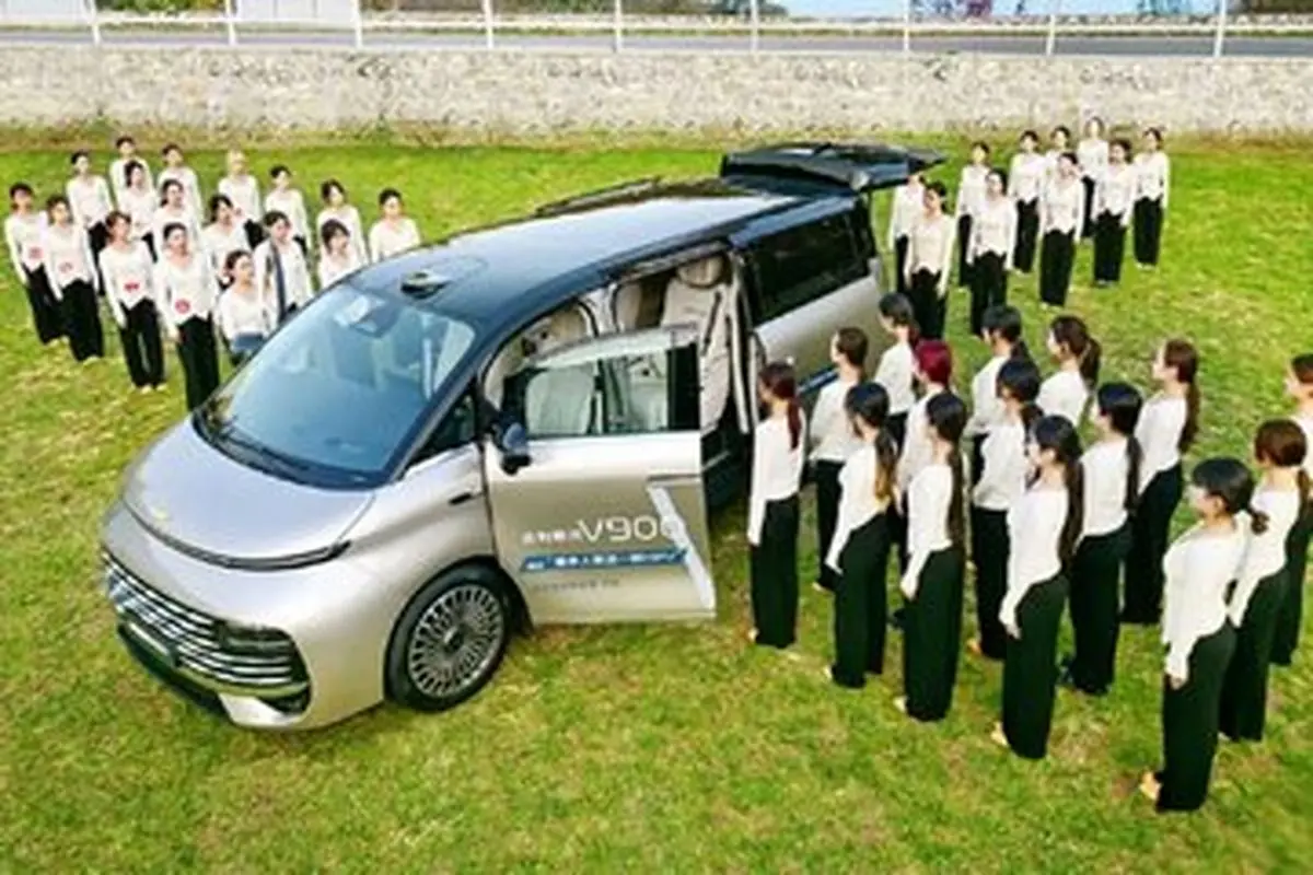 ۴۲ نفر در یک خودرو! / رکورد گینس شکست