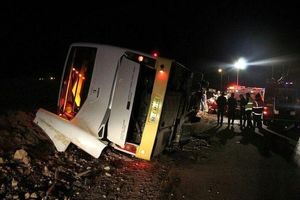 تصادف خودرو سواری و اتوبوس 13 کشته و مصدوم برجا گذاشت