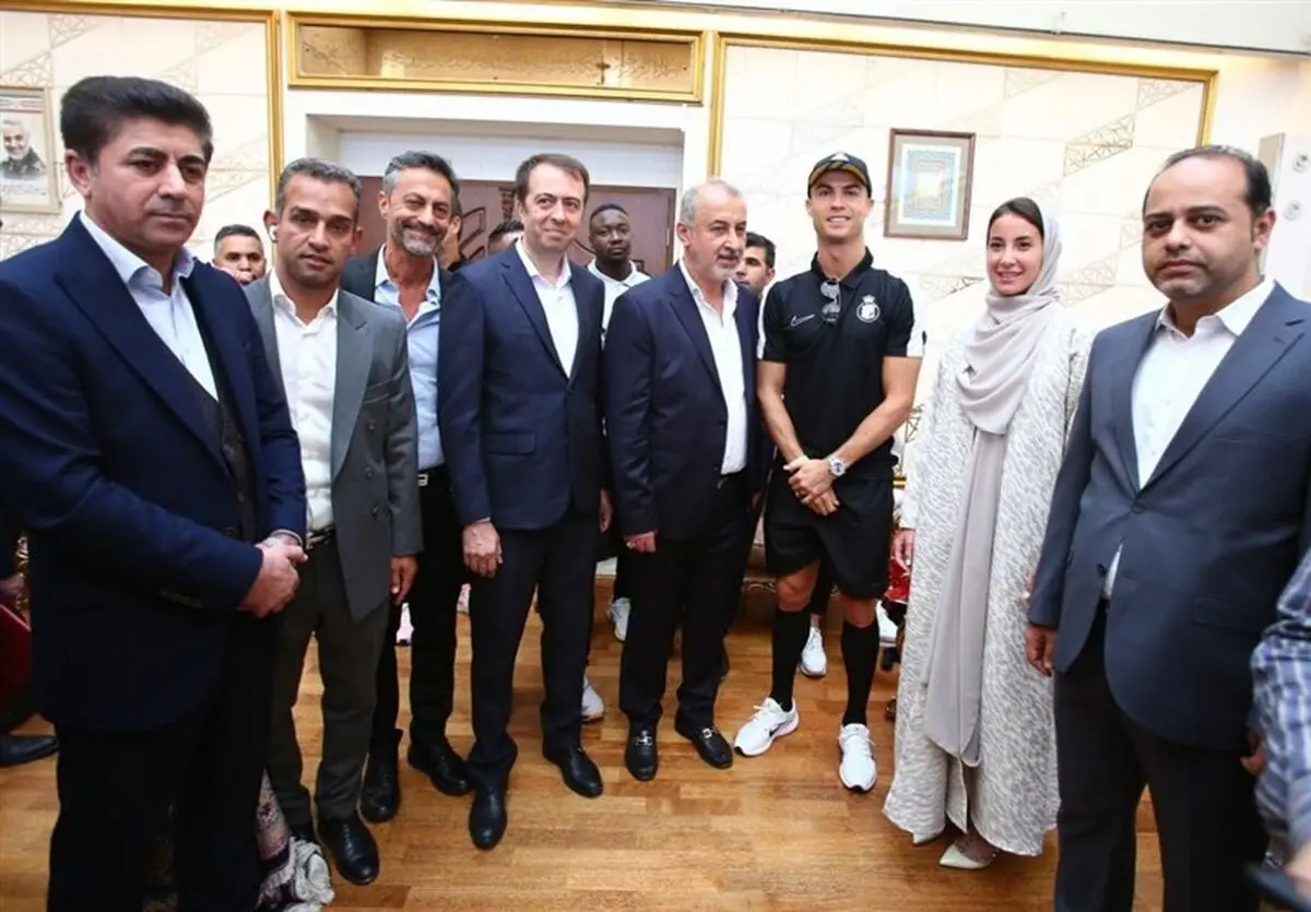 توهین مدیرعامل باشگاه پرسپولیس بعد از عکس یادگاری دخترش با رونالدو/ سرخ ها قبل از بازی باخته بودند!

