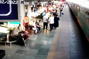 صحنه مرگ و زندگی مسافر در بین سکو و قطار / ویدئو