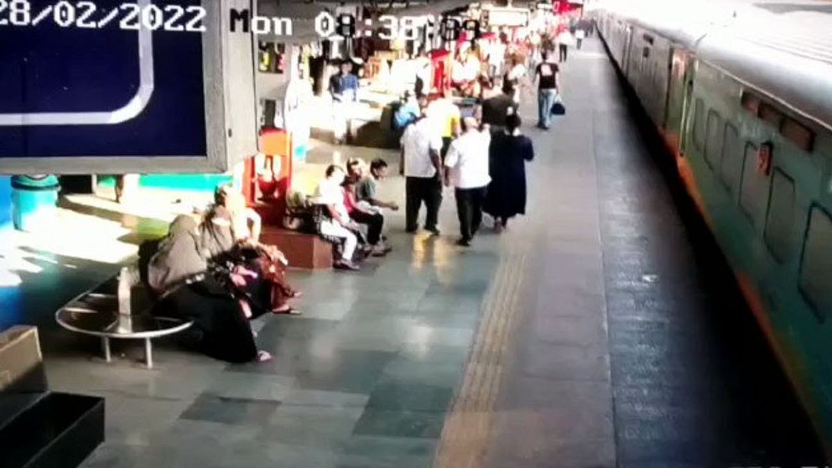 صحنه مرگ و زندگی مسافر در بین سکو و قطار / ویدئو