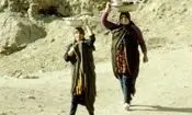 سفر به ایران قدیم؛ زن‌های اهل شهرری در حال لباس شستن در چشمه علی؛ سال 1346 
