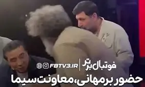 معاون صداوسیما تا کمر برای خداداد عزیزی خم شد/ ویدئو