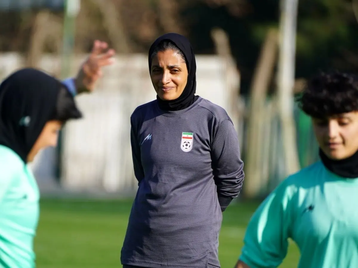  انتقاد سرمربی تیم فوتبال زنان ایران از اظهارنظر نسجیده یک مجری تلویزیونی/ بودن کنار خانواده ارزشمند است