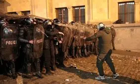 درگیری شبانه پلیس و معترضان گرجستانی مقابل پارلمان/ رئیس جمهور کنار مردم ایستاد

