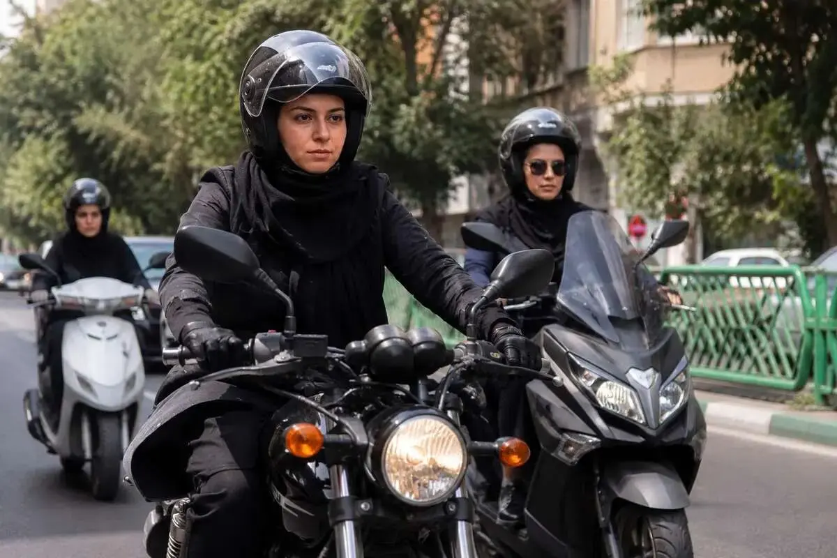 انتقاد یک روحانی از تعلل در صدور گواهینامه موتورسیکلت زنان