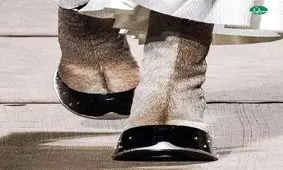 کفش‌هایی با طرح سم الاغ رونمایی شد