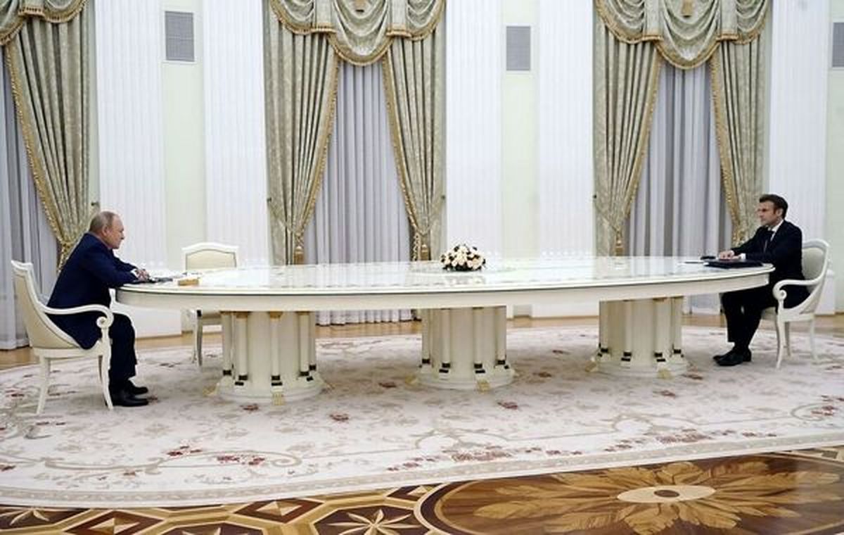 انتقاد طنزآمیز نشریات و کاربران فرانسوی به دیدار تحقیرآمیز مکرون و پوتین/ عکس