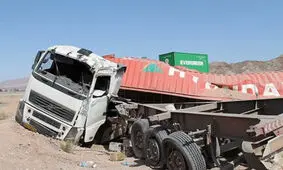 واژگونی تریلی در محور سرخس مشهد