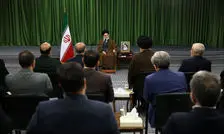 رهبر انقلاب: جوانان ما خوب هستند/ رفتار برخی دستگاه‌ها انتقال ارزش‌های شهدا را نشان نمی‌دهد