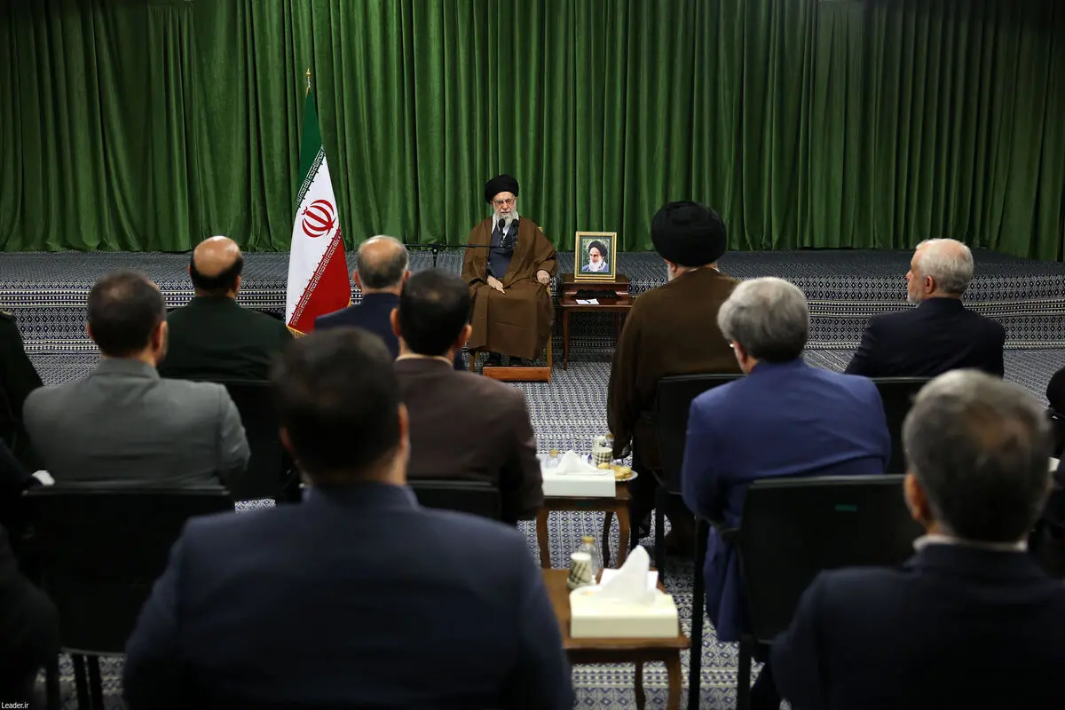 رهبر انقلاب: جوانان ما خوب هستند/ رفتار برخی دستگاه‌ها انتقال ارزش‌های شهدا را نشان نمی‌دهد