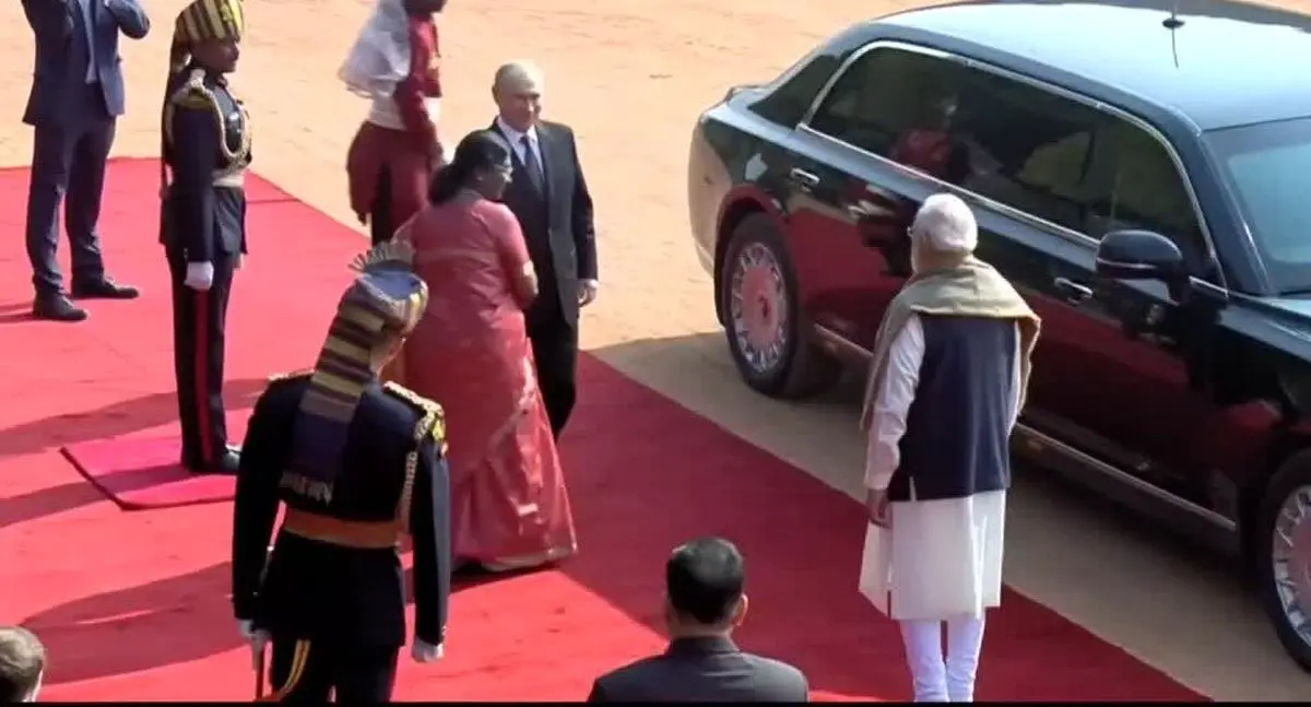 پوتین با لیموزین اختصاصی‌اش در کاخ ریاست‌جمهوری هند/ ویدئو