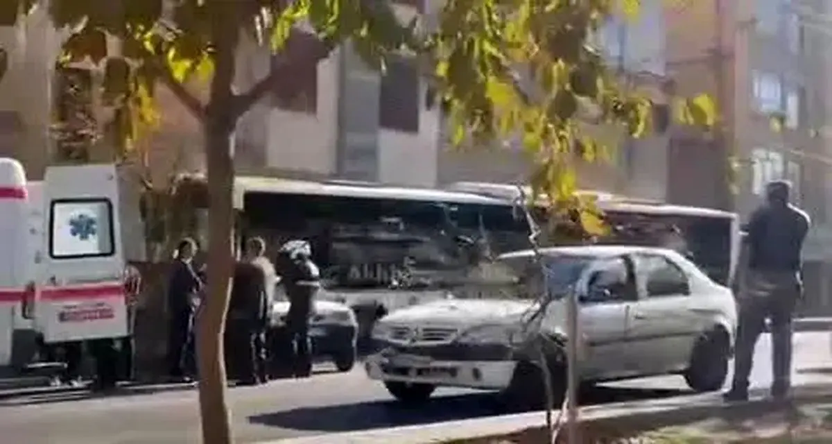 سانحه عجیب رانندگی در مشهد؛ ورود اتوبوس به پیاده‌رو/ ویدئو