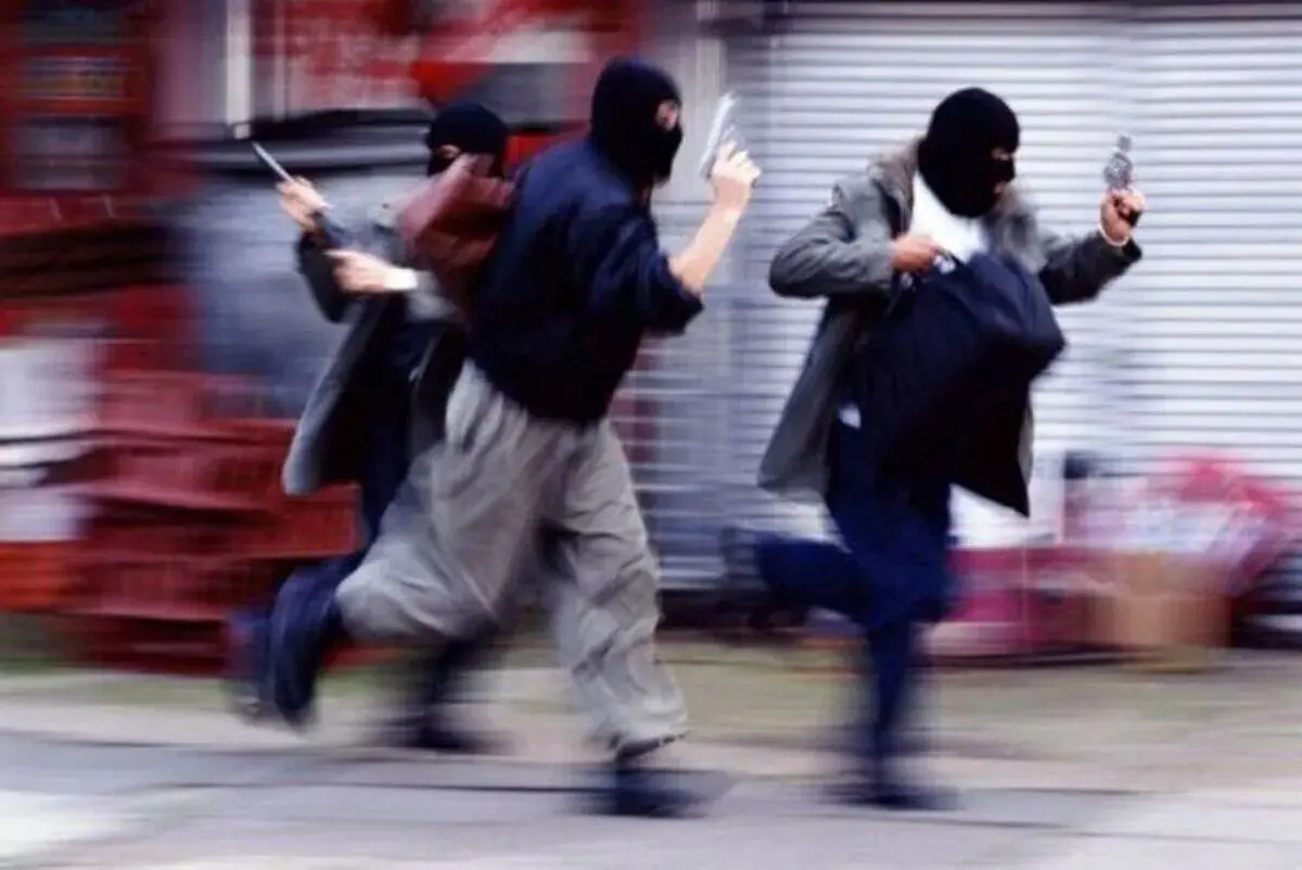 لکه خون جا مانده روی دیوار، راز سرقت مسلحانه را فاش کرد