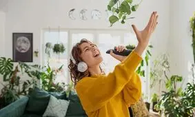 چرا آواز خواندن برای سلامتی شما مفید است؟

