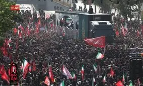 شعار لبیک یا حسین مردم عزادار در کنار خودروی حامل پیکر مطهر رهبر شهید انقلاب در مسیر تشییع/ ویدئو