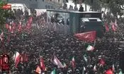 شعار لبیک یا حسین مردم عزادار در کنار خودروی حامل پیکر مطهر رهبر شهید انقلاب در مسیر تشییع/ ویدئو
