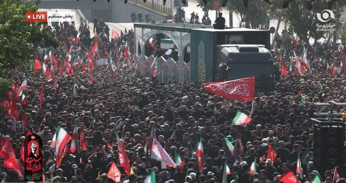 شعار لبیک یا حسین مردم عزادار در کنار خودروی حامل پیکر مطهر رهبر شهید انقلاب در مسیر تشییع/ ویدئو