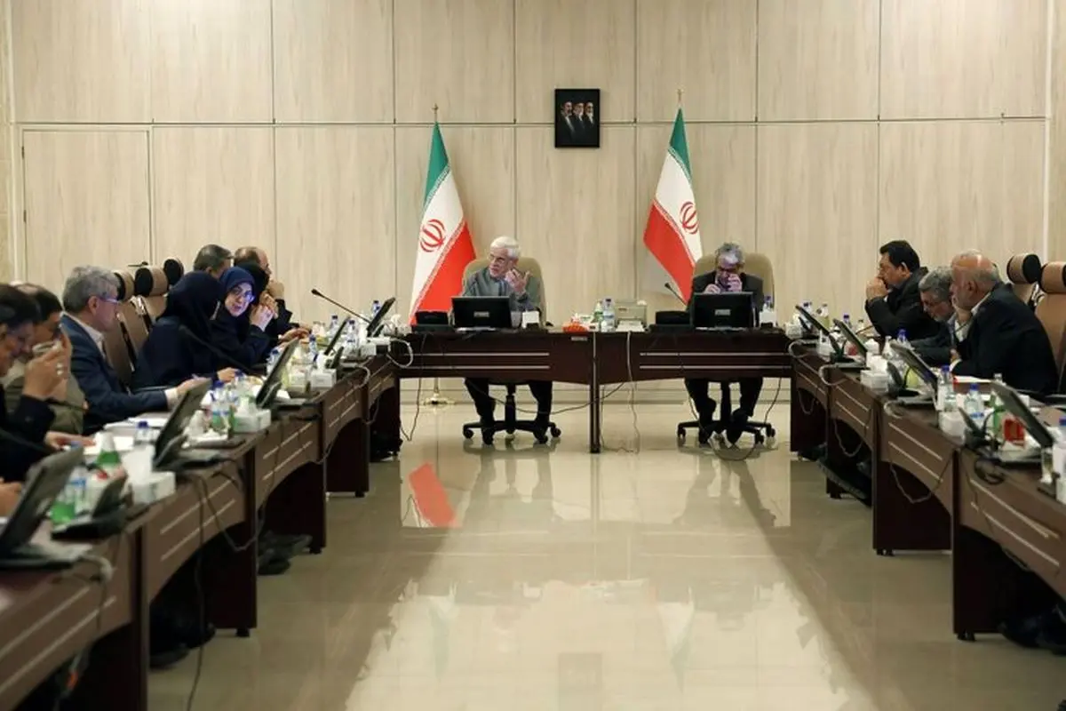 عارف: ایران دستاوردهای خود در تنگه هرمز را حفظ می‌کند
