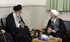 آیت‌الله جوادی آملی در قم بر پیکر رهبر شهید نماز می‌خواند

