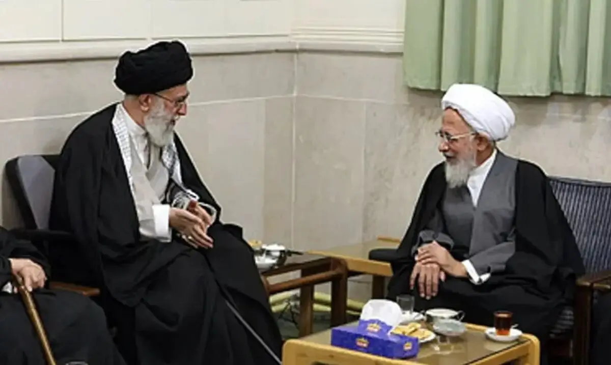آیت‌الله جوادی آملی در قم بر پیکر رهبر شهید نماز می‌خواند

