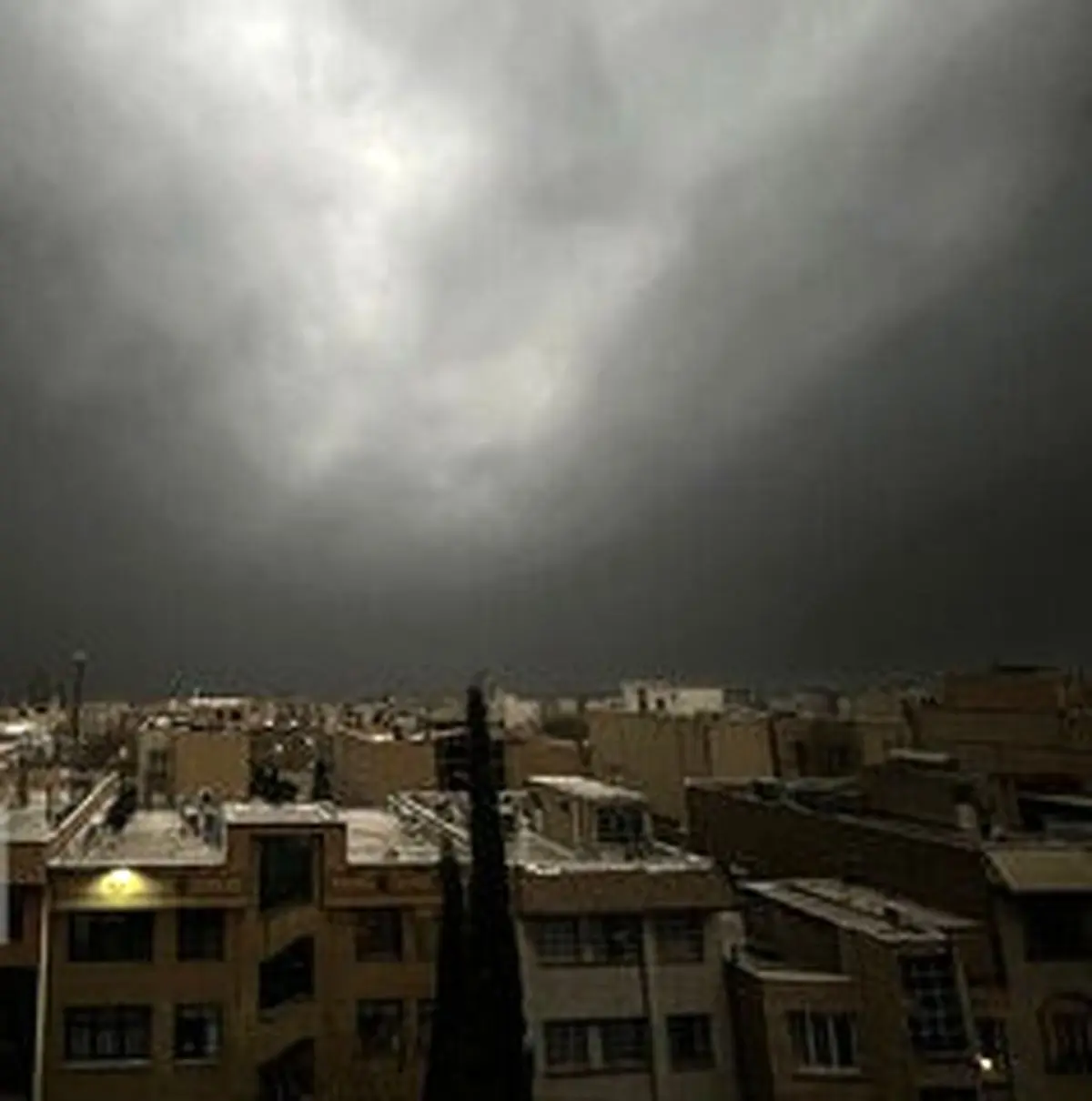 آلودگی ناشی از انفجار انبارهای نفت تهران به مخازن آب پایتخت رسید؟