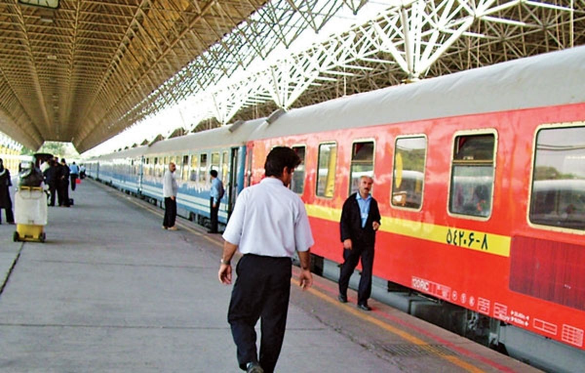 توقف ۴ ساعته قطار ۳۲۰ رجا مسیر تهران به مشهد و عدم خدمت‌رسانی و پاسخ‌گویی به مسافرین