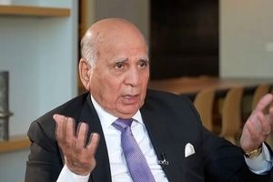 وزیر خارجه عراق: در لبنان تنها با مذاکره می‌توان سلاح حزب‌الله را گرفت/ دولت عراق نمی‌تواند سلاح الحشد الشعبی را با زور بگیرد