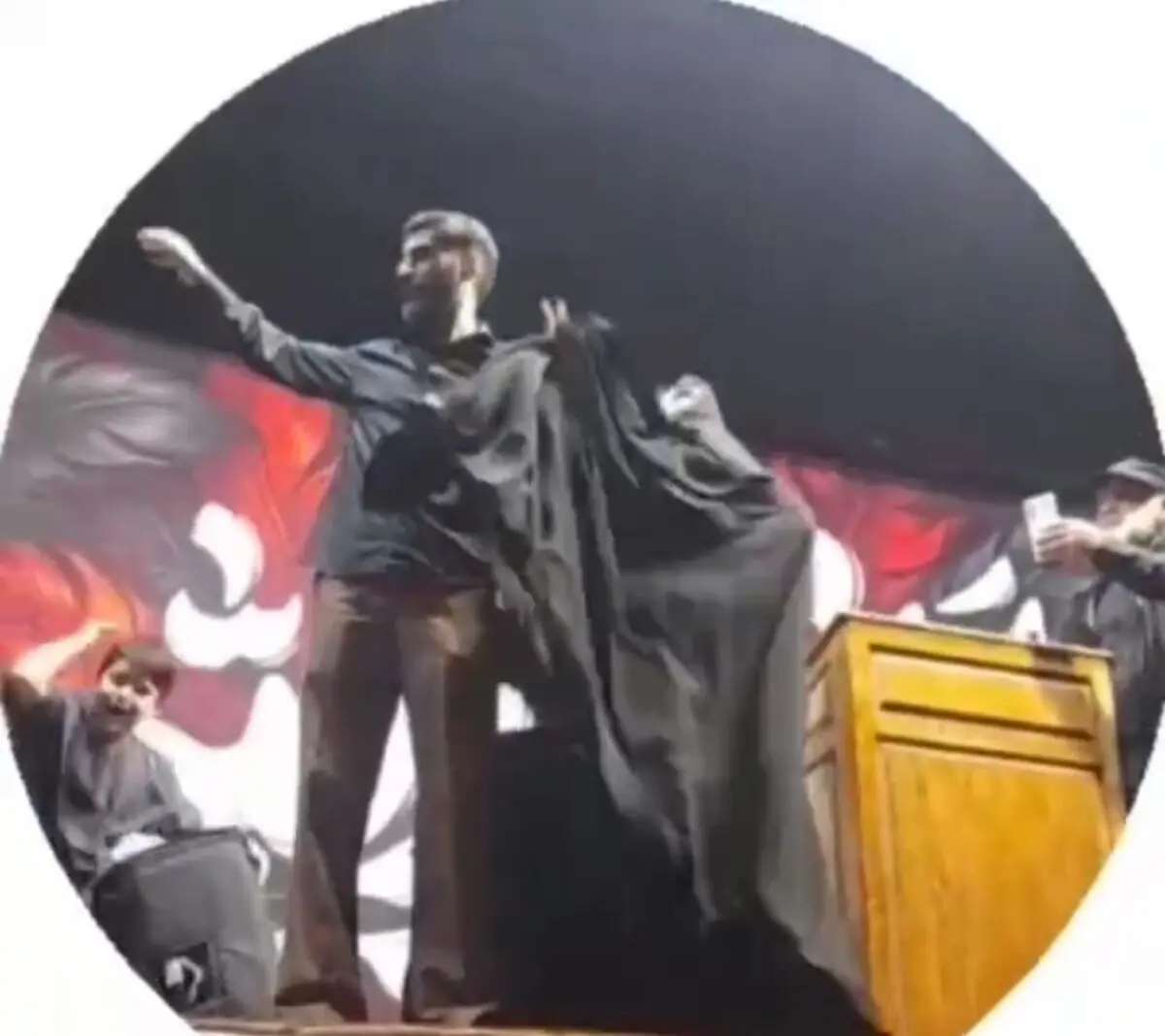 اعتراض وسط سخنرانی؛ نماینده آمل با تیم حفاظتی جلسه را ترک کرد