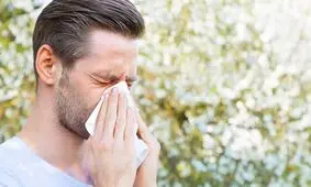 خستگی، عطسه و خارش چشم؛ این علائم چرا در بهار سراغ مان می‌آیند؟