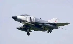 سقوط مخزن سوخت جنگنده F4 روی چند خودرو/ ویدئو