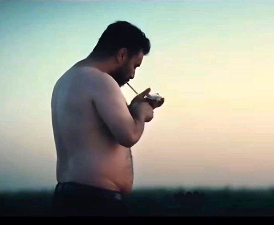 اندام نیمه‌ برهنه جواد عزتی در سریال وحشی 1
