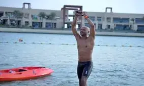 جدیدترین رکورد گینس؛ ۱۱ کیلومتر شنا با دستان بسته!