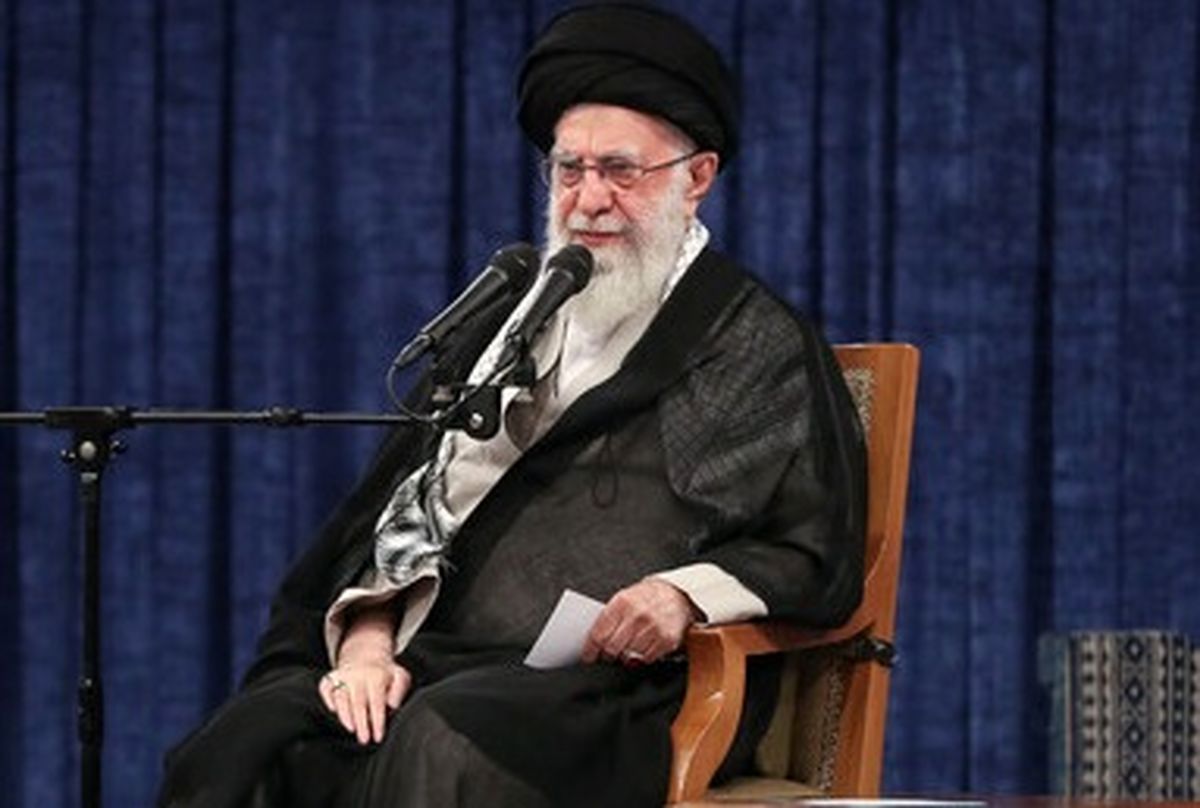  رهبر انقلاب: در قضیه هسته‌ای طرح آمریکا صددرصد ضد اصل «ما می‌توانیم» است/ عقلانیت امام مظهرش 2 رکن اساسی بود یک رکن ولایت فقیه، یک رکن استقلال ملی/ اگر ولایت فقیه نبود این انقلاب از راه دین منحرف می شد/ استقلال ملی به معنای عدم ارتباط نیست 