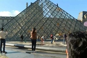 پاشیدن رنگ به هرم موزه لوور پاریس/ ویدئو