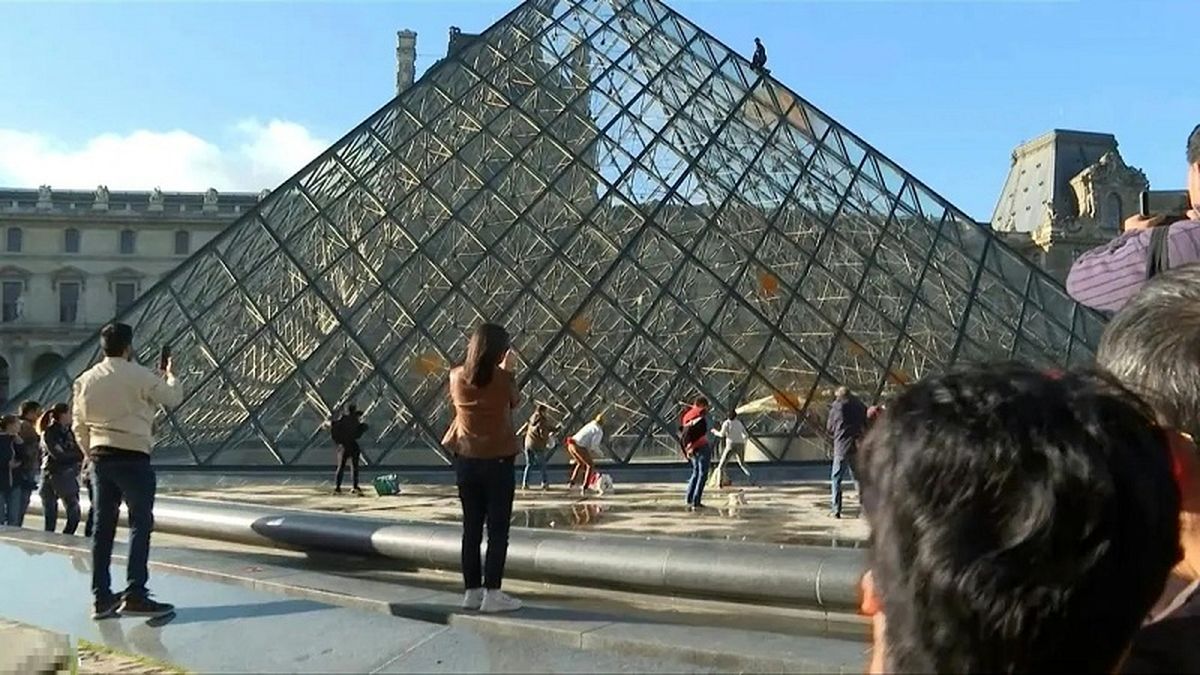 پاشیدن رنگ به هرم موزه لوور پاریس/ ویدئو