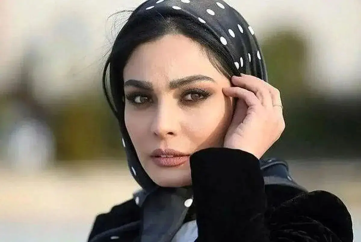 صحرا اسداللهی در آغوش کودکی خودش