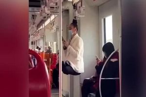 زنی که از موهایش در مترو آویزان شد/ ویدئو