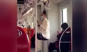 زنی که از موهایش در مترو آویزان شد/ ویدئو