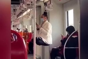 زنی که از موهایش در مترو آویزان شد/ ویدئو