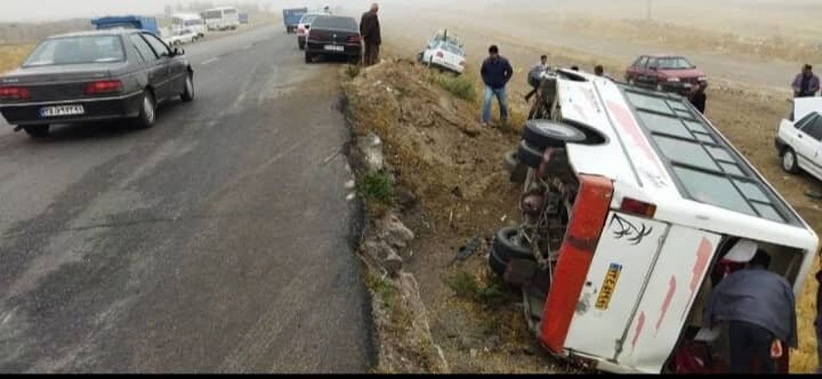 واژگونی مینیبوس و تصادف زنجیرهای در البرز ۱۴ مصدوم داشت