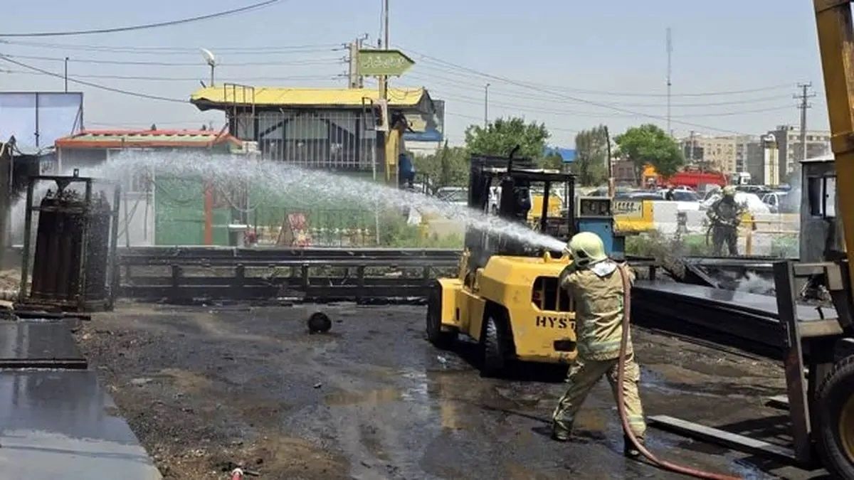  اطفای حریق بازار آهن تهران/ شعله‌ور شدن سیلندرهای گاز ۳ مصدوم برجای گذاشت 