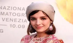 کپی‌ برداری خانم بازیگر ایرانی از لباس فرح پهلوی