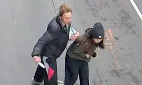 حمله با چاقو به زن جوان توسط یک زن بی‌خانمان/ ویدئو