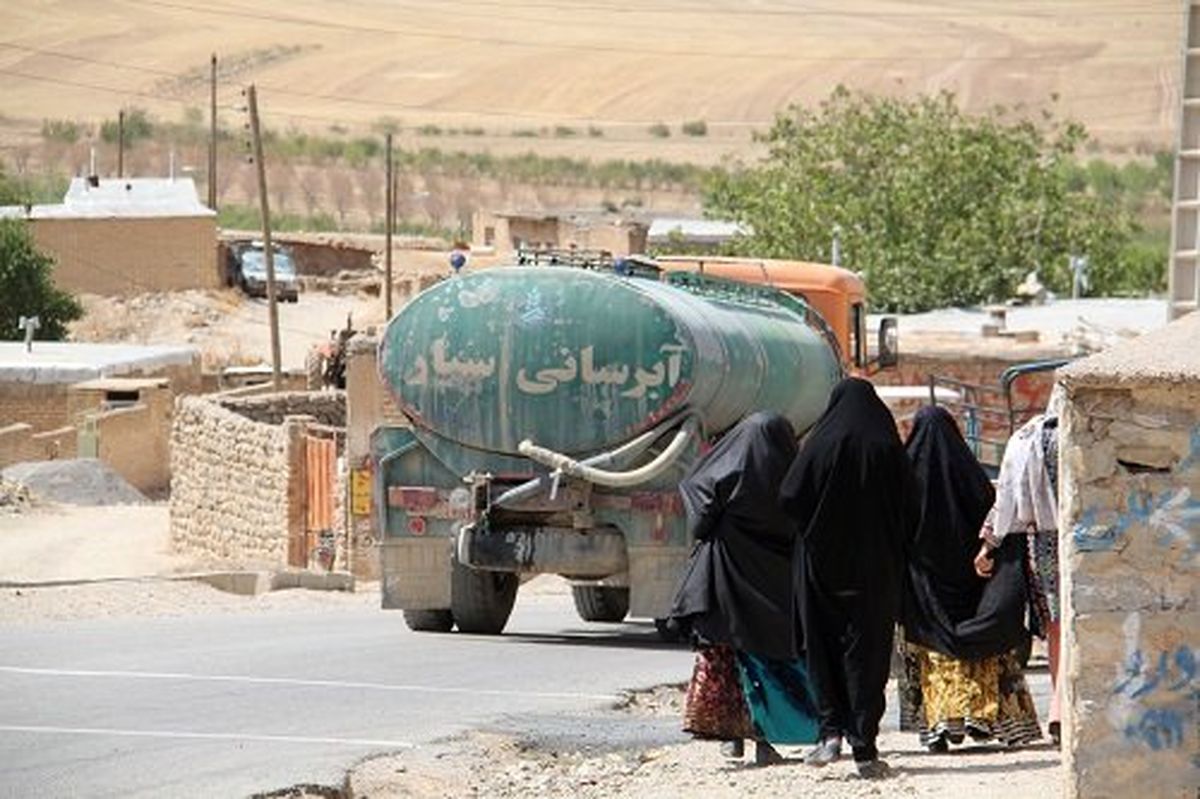 تنش آبی روستاهای خوزستان روی دوش تانکریهای سیّار/ تانکرهای آبرسانِ نیشکر در راه روستاهای خوزستان/ ویدئو