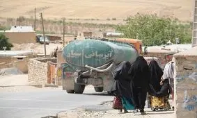  تنش‌ آبی روستاهای خوزستان روی دوش تانکری‌های سیّار/ تانکرهای آبرسانِ نیشکر در راه روستاهای خوزستان/ ویدئو