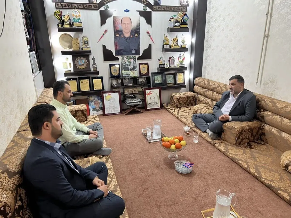 دیدار مدیرعامل شرکت فولاد اکسین خوزستان با خانواده شهید مدافع حرم

