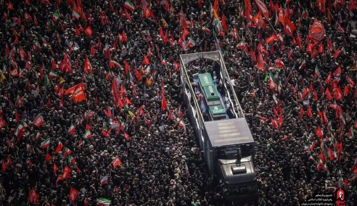 بلاگر آمریکایی در میدان انقلاب "مرگ بر آمریکا" گفت/ ویدئو