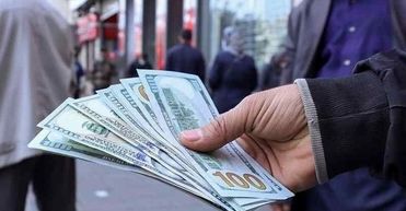 تلاطم قیمت ارز در بازار؛ دولت وادار به عقب نشینی از سیاست تک نرخی کردن ارز می‌شود؟